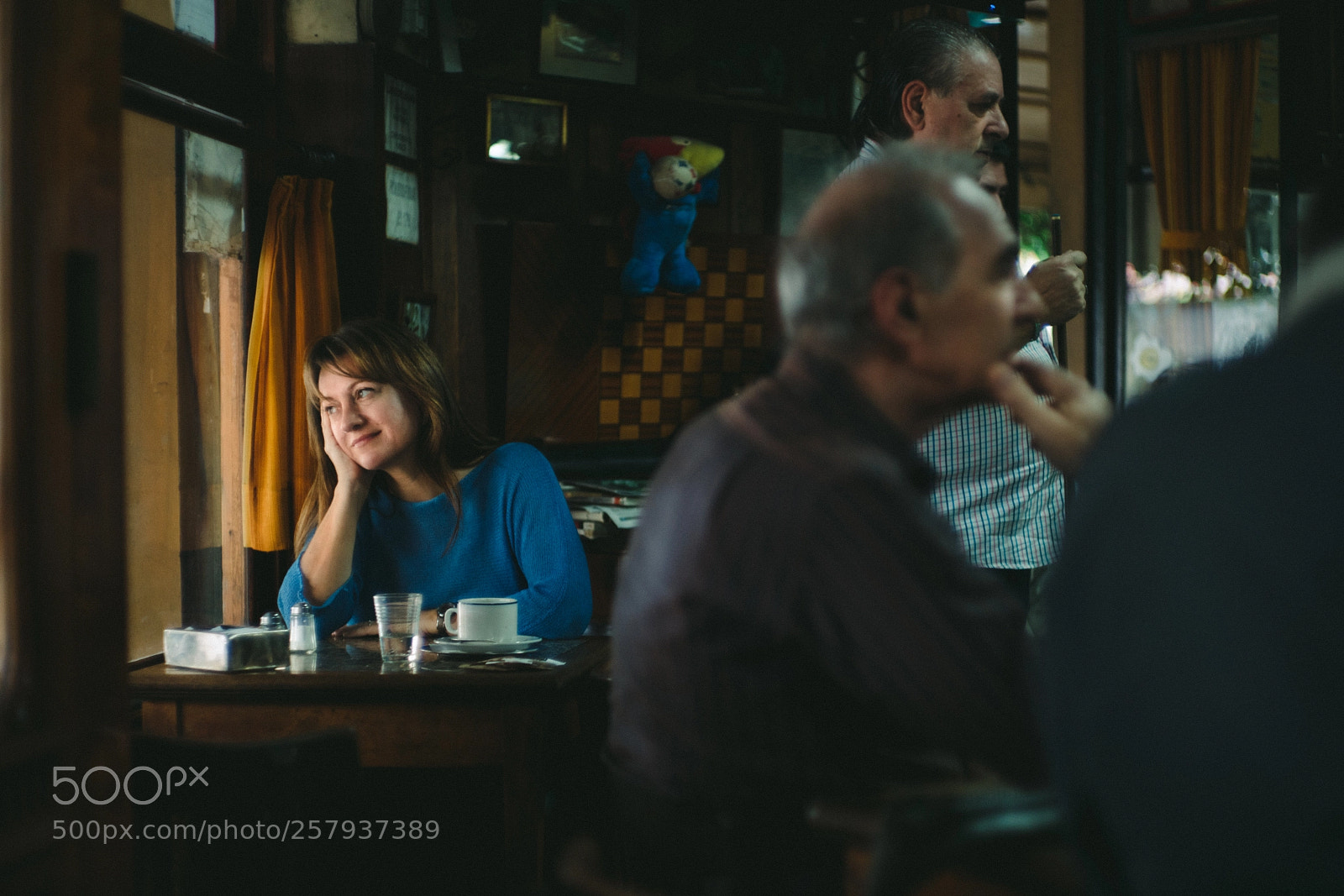 Sony a7R II sample photo. Viviana en el caf photography