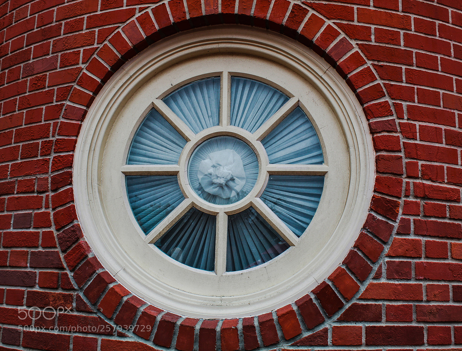 Canon EOS 1300D (EOS Rebel T6 / EOS Kiss X80) sample photo. Brick window photography