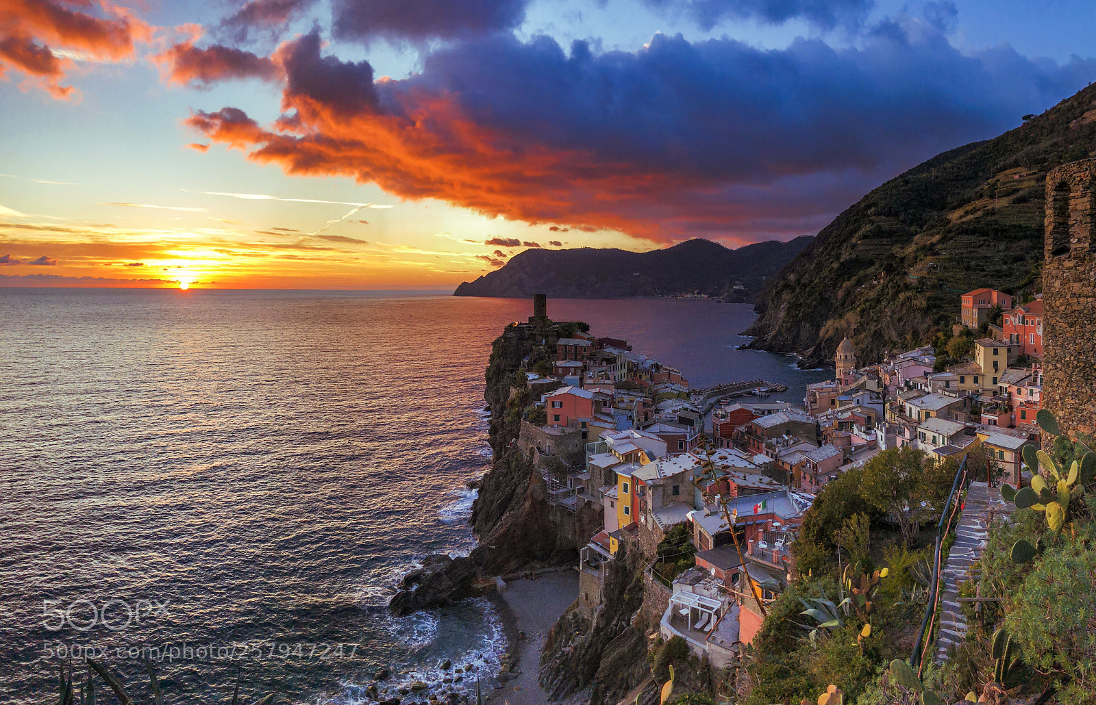 Apple iPhone X sample photo. Vernazza sunset - burst photography