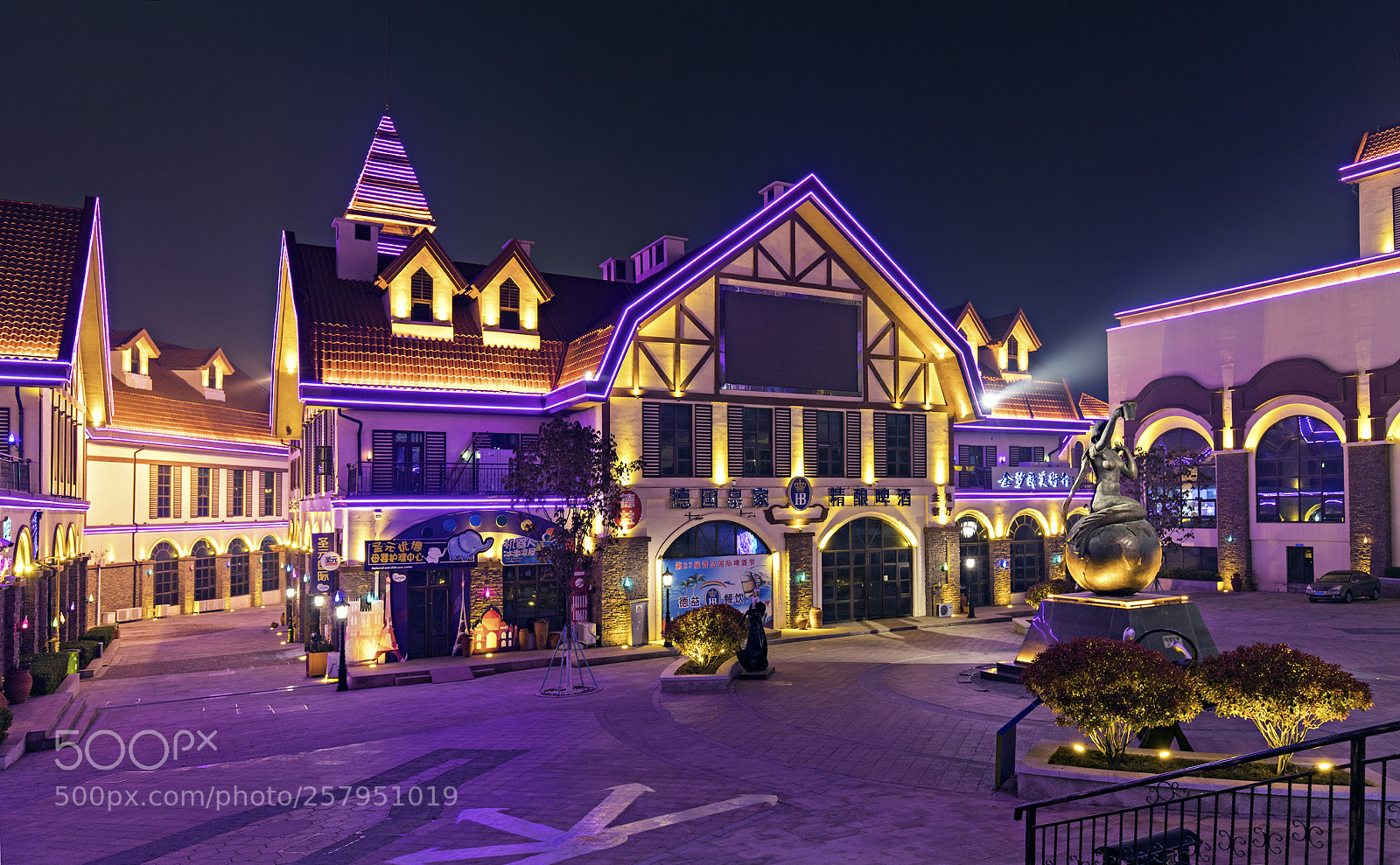Canon EOS 6D Mark II sample photo. A bear house restaurant photography