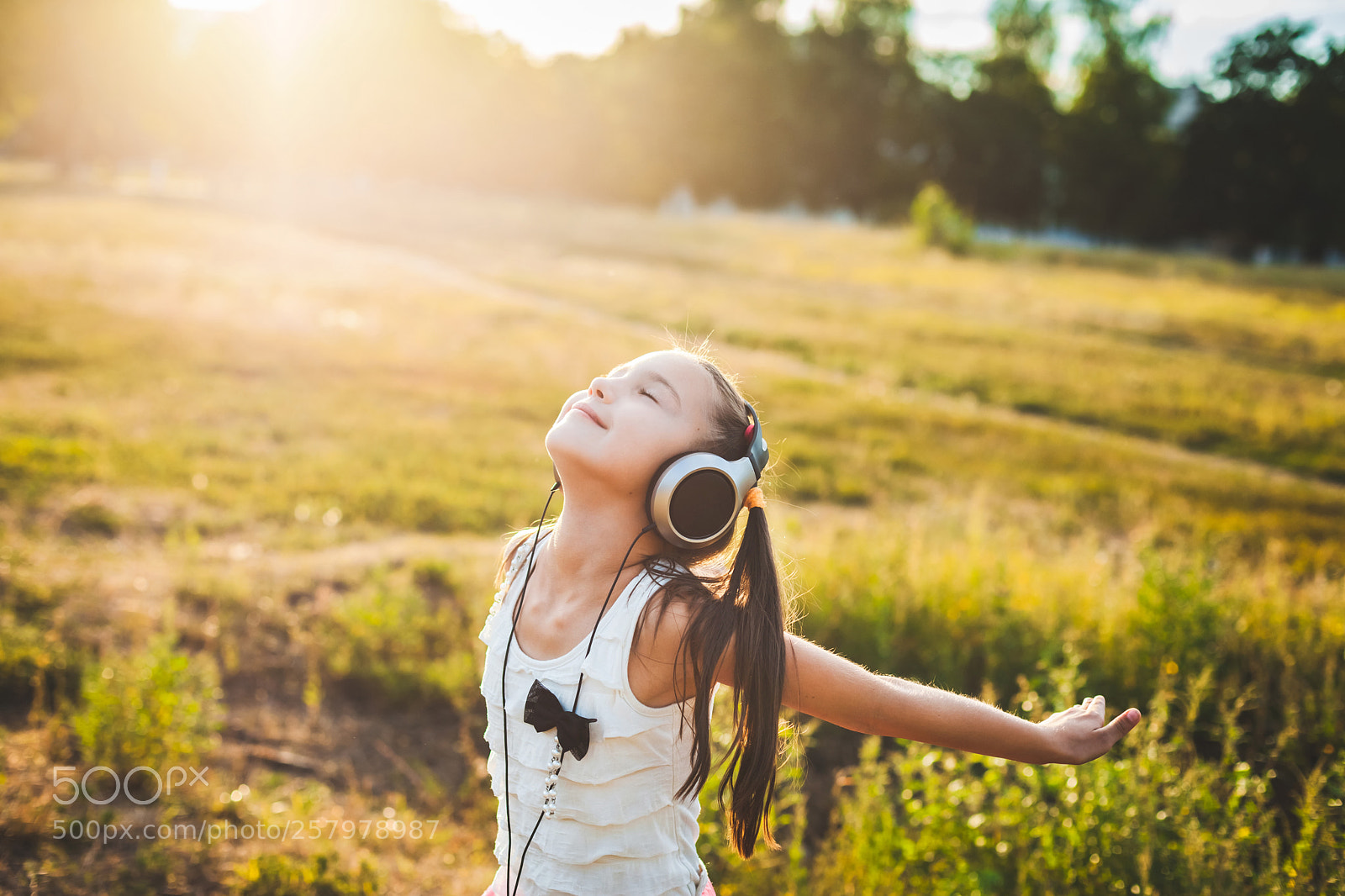Canon EOS 5D Mark II sample photo. Pretty girl listening music photography