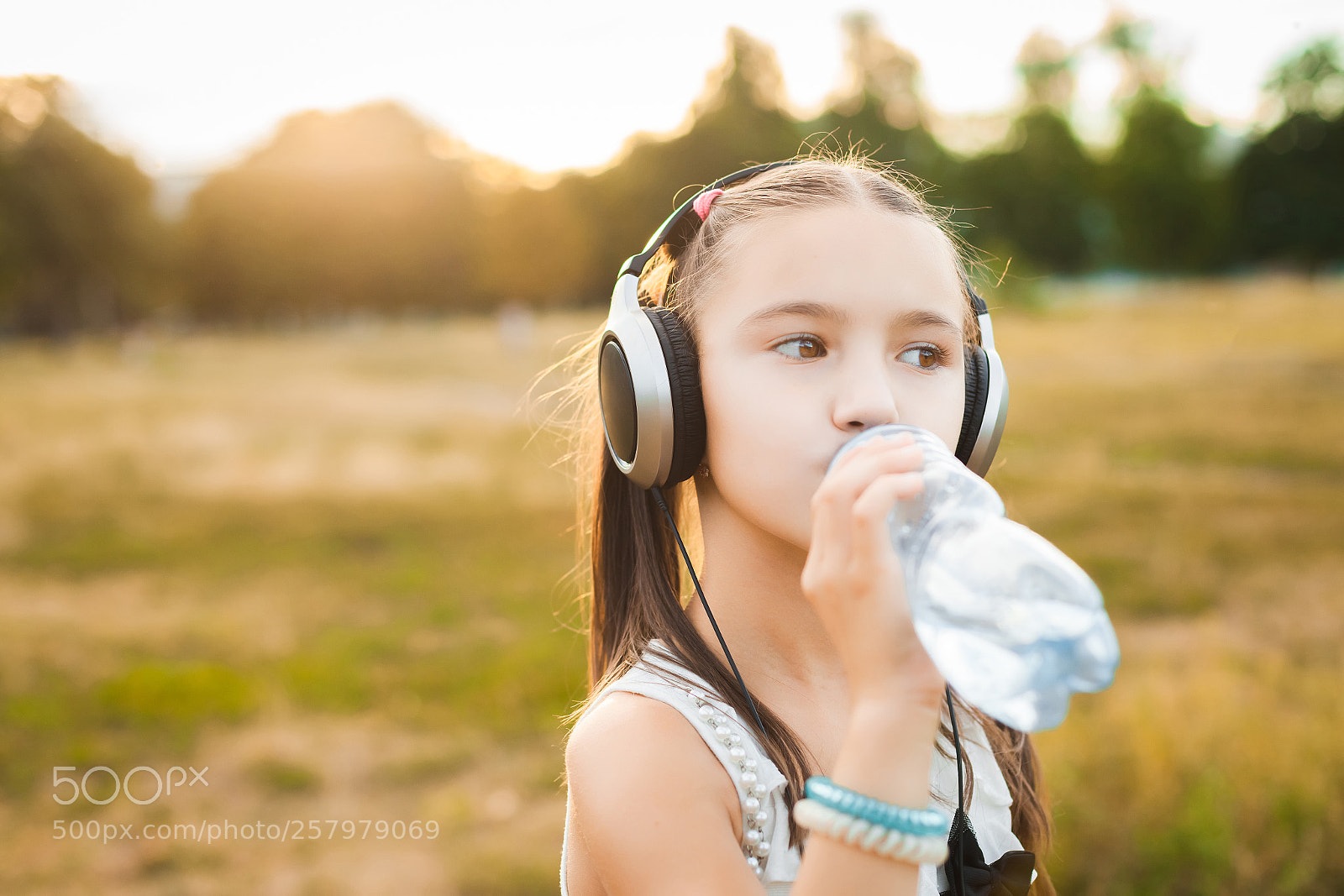 Canon EOS 5D Mark II sample photo. Pretty girl listening music photography