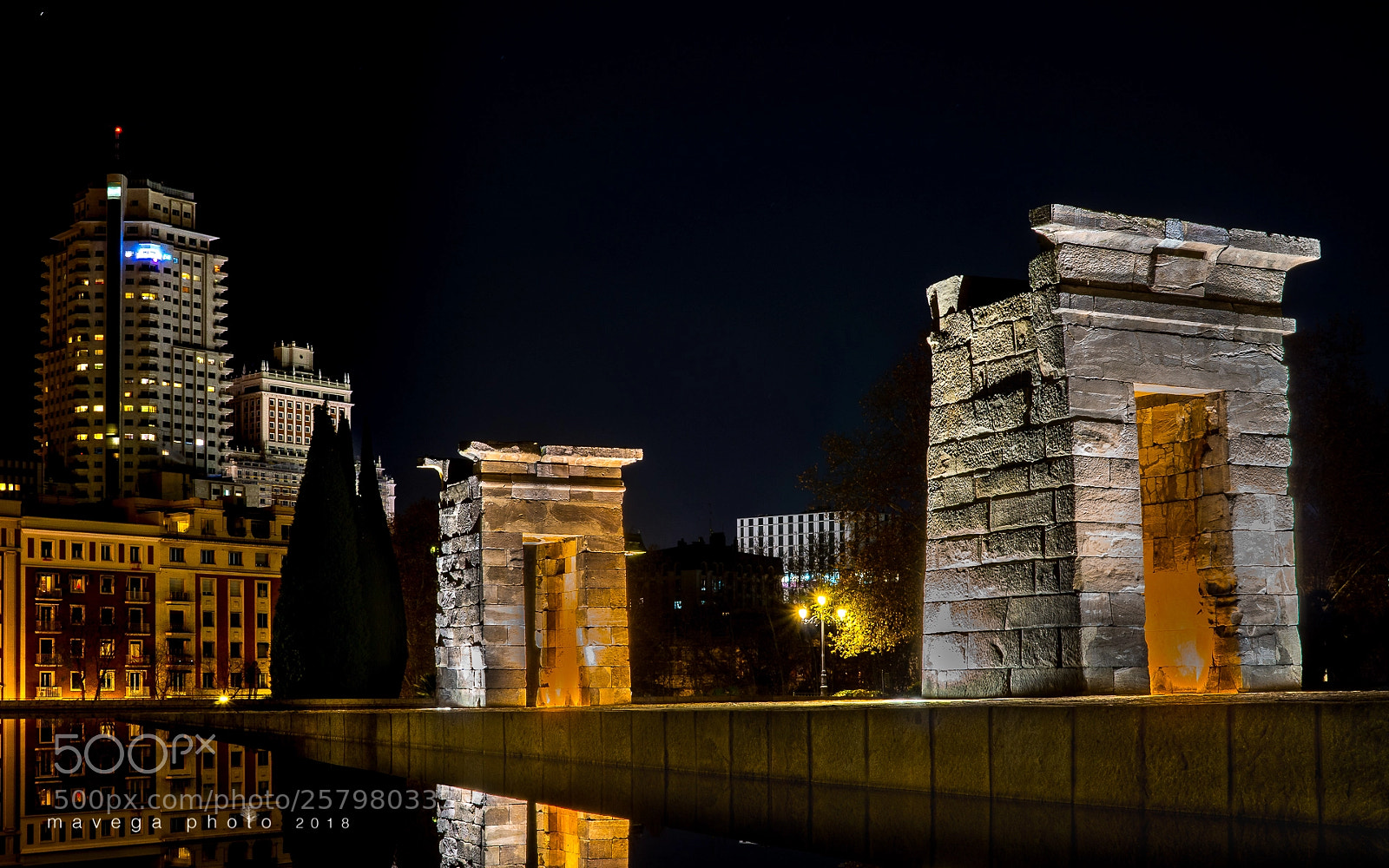 Sony a6300 sample photo. Temple and buildings photography
