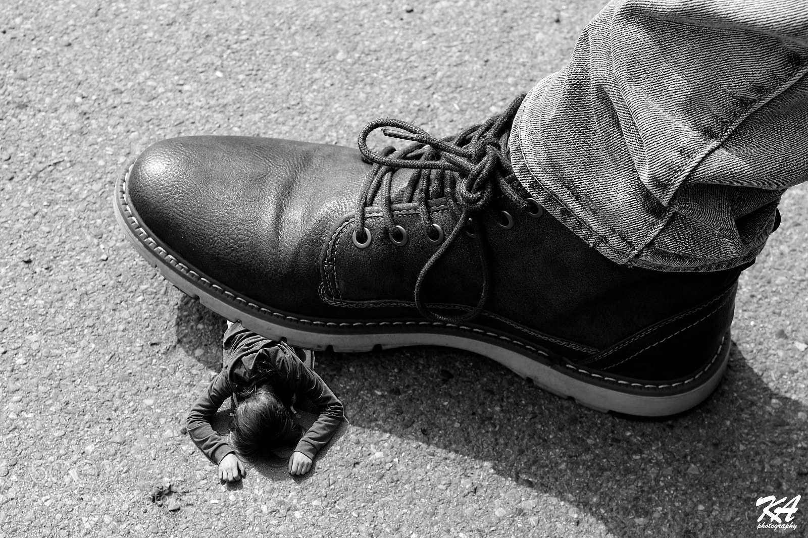 Canon EOS 1300D (EOS Rebel T6 / EOS Kiss X80) sample photo. The sand under his photography