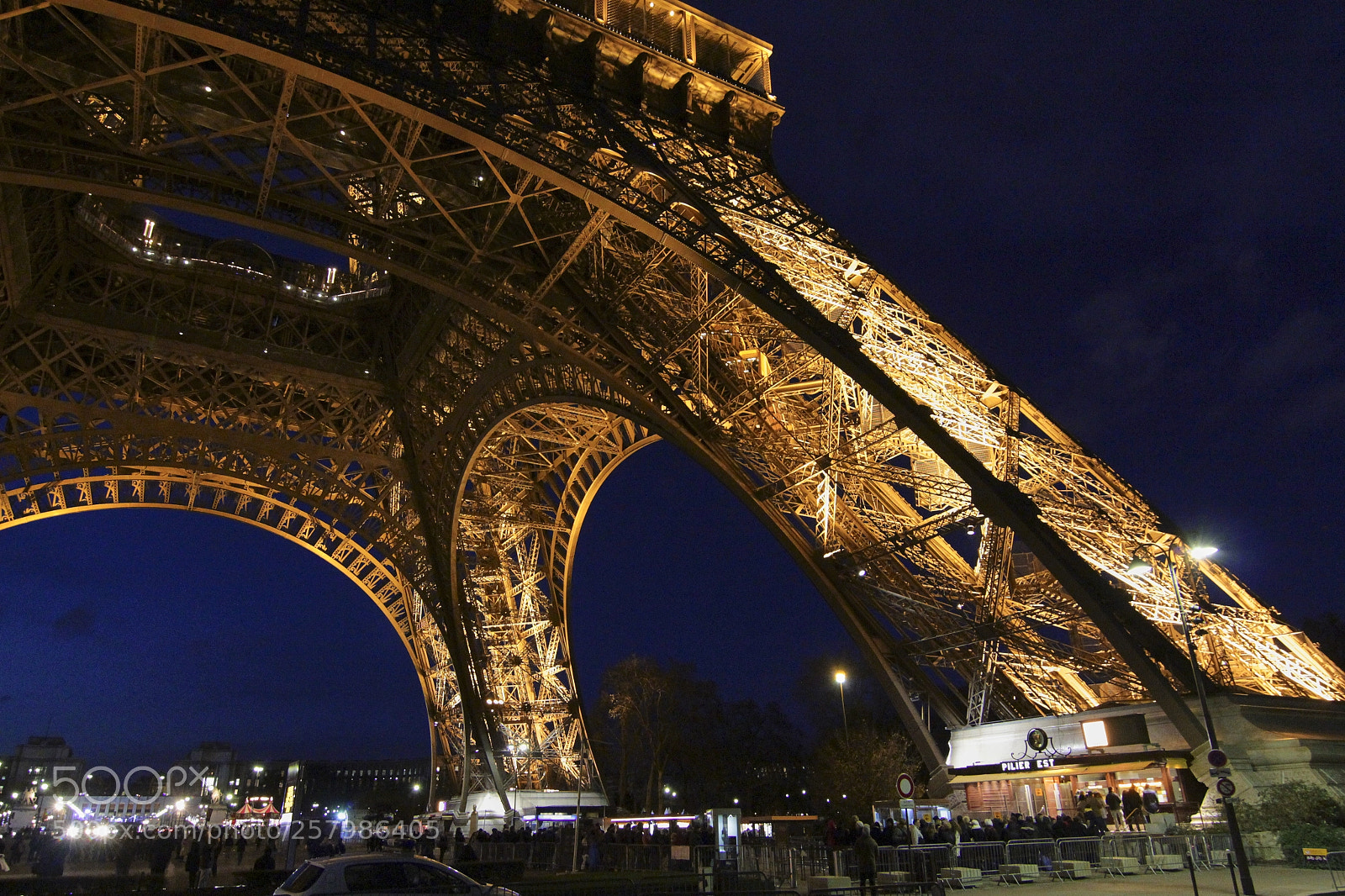 Canon EOS 550D (EOS Rebel T2i / EOS Kiss X4) sample photo. Tour eiffel base photography