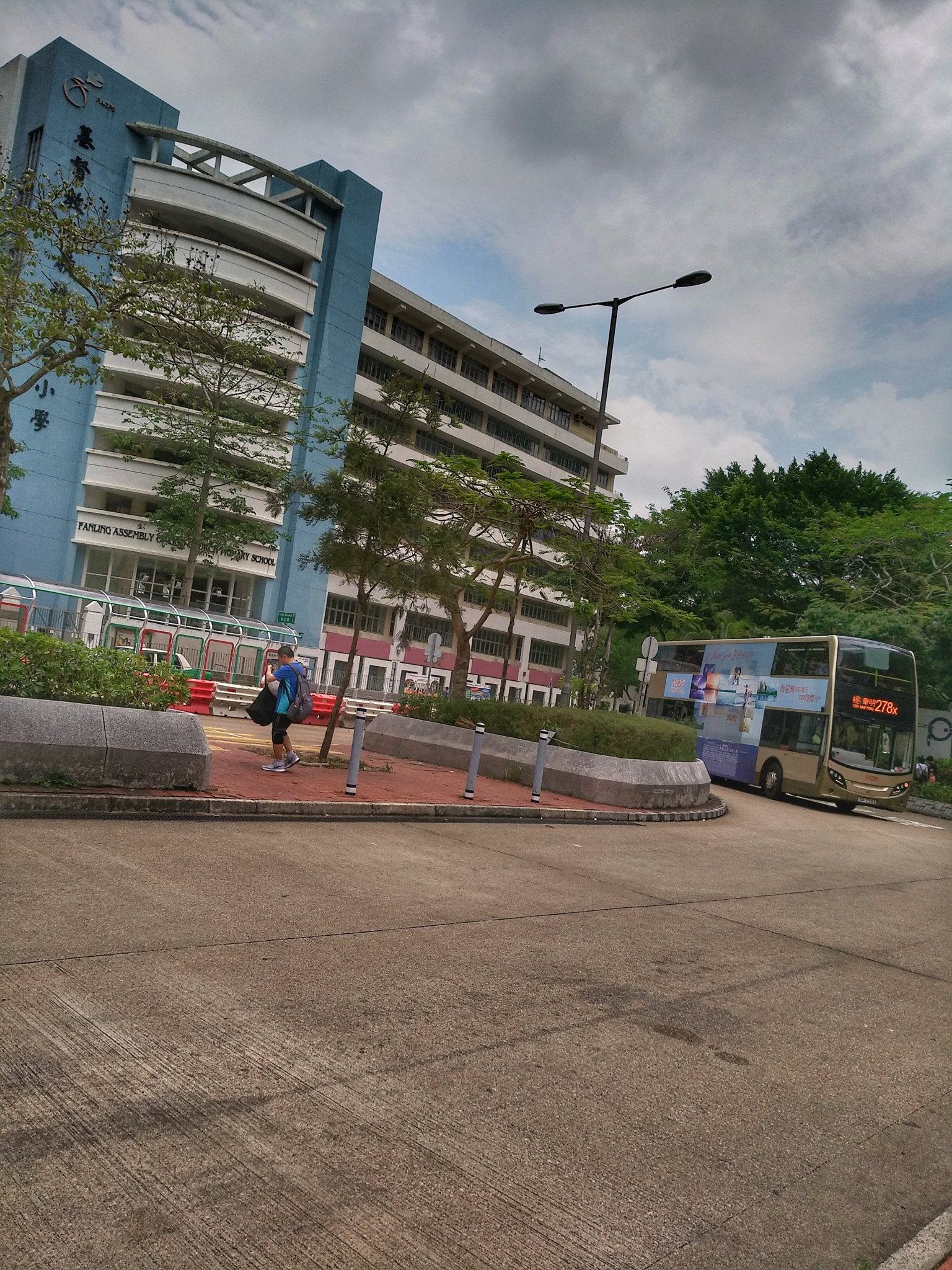 Xiaomi MI MAX 2 sample photo. Waiting at the bus stop photography