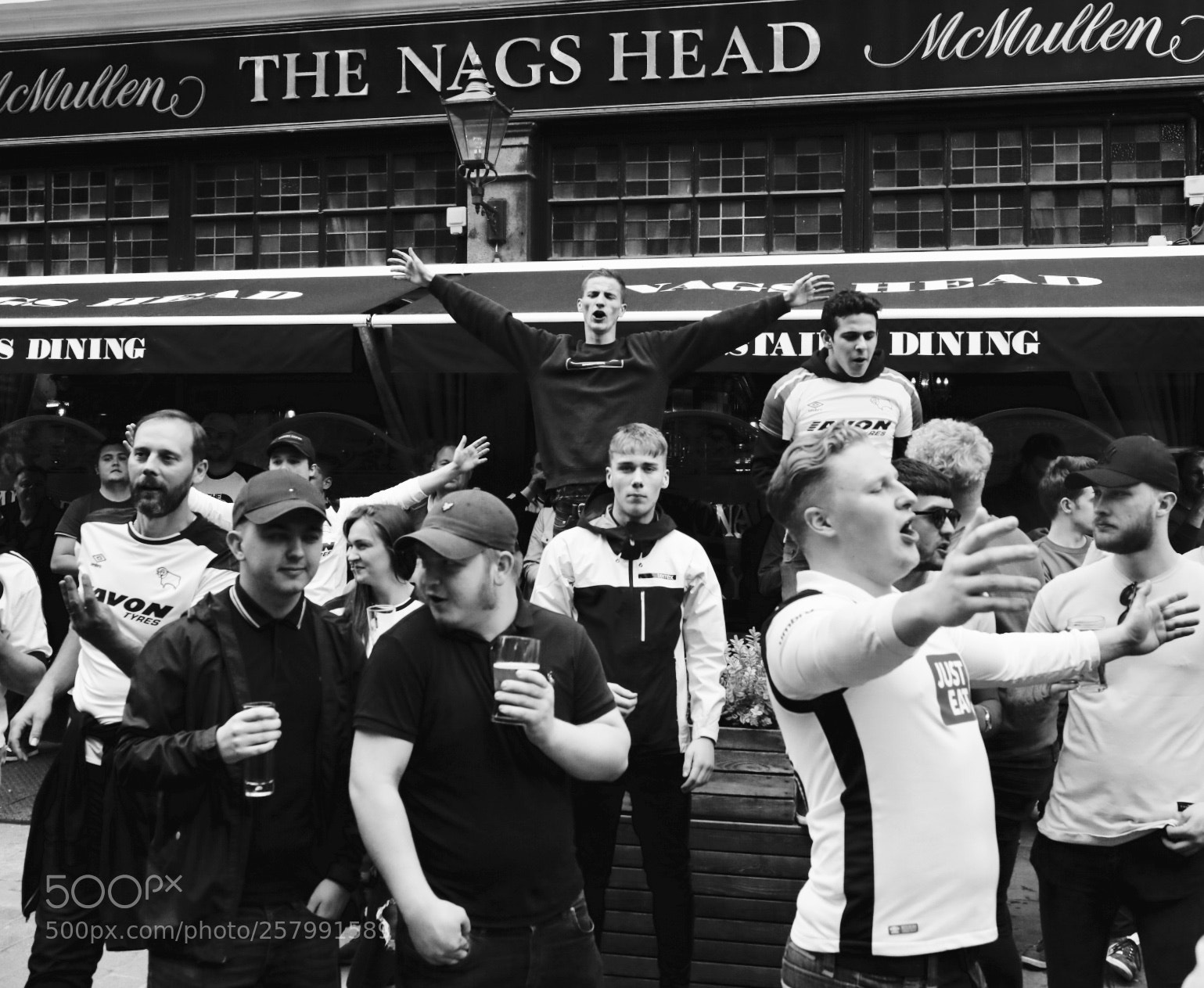 Canon EOS 5D Mark IV sample photo. Football supporters covent garden photography