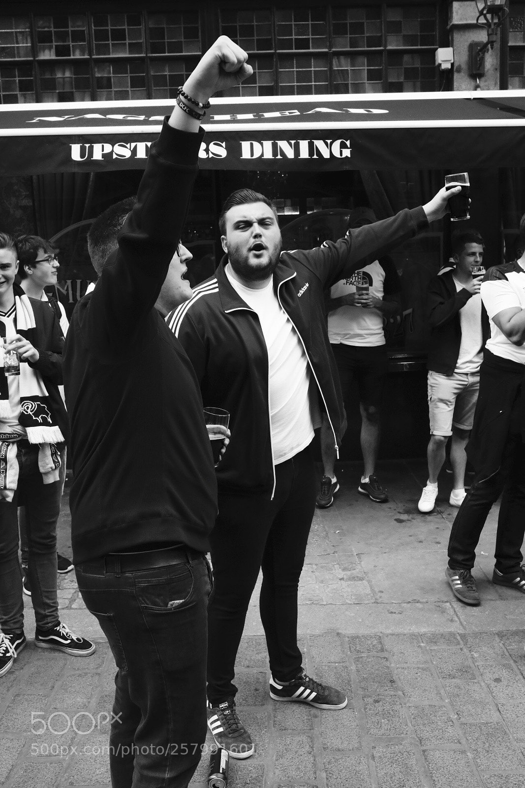 Canon EOS 5D Mark IV sample photo. Football supporters covent garden photography