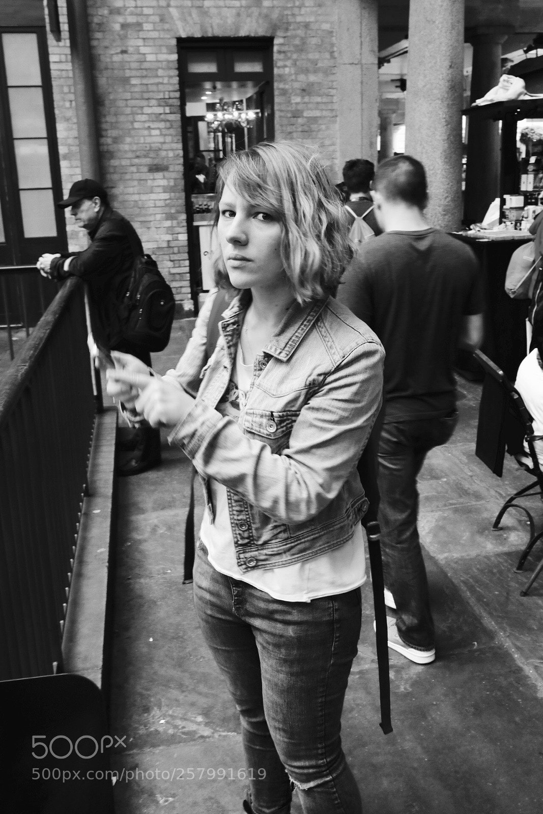 Canon EOS 5D Mark IV sample photo. Girl in covent garden photography