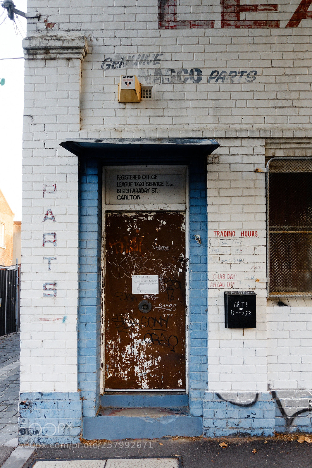 Sony DSC-RX100M5 sample photo. Old door photography