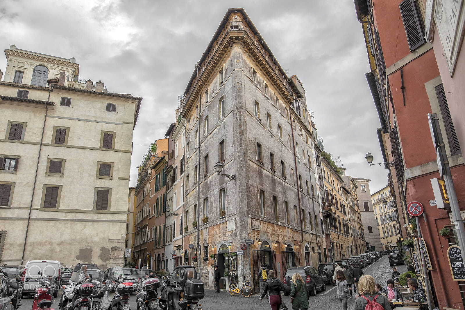 Canon EOS 5D Mark IV sample photo. Rainy days in rome photography