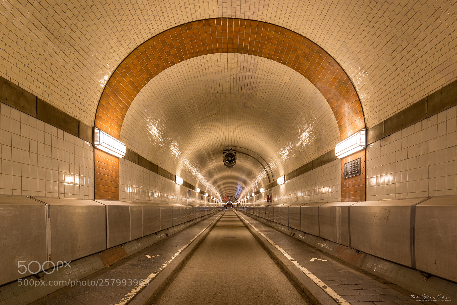 Canon EOS 6D sample photo. St. pauli elbtunnel photography