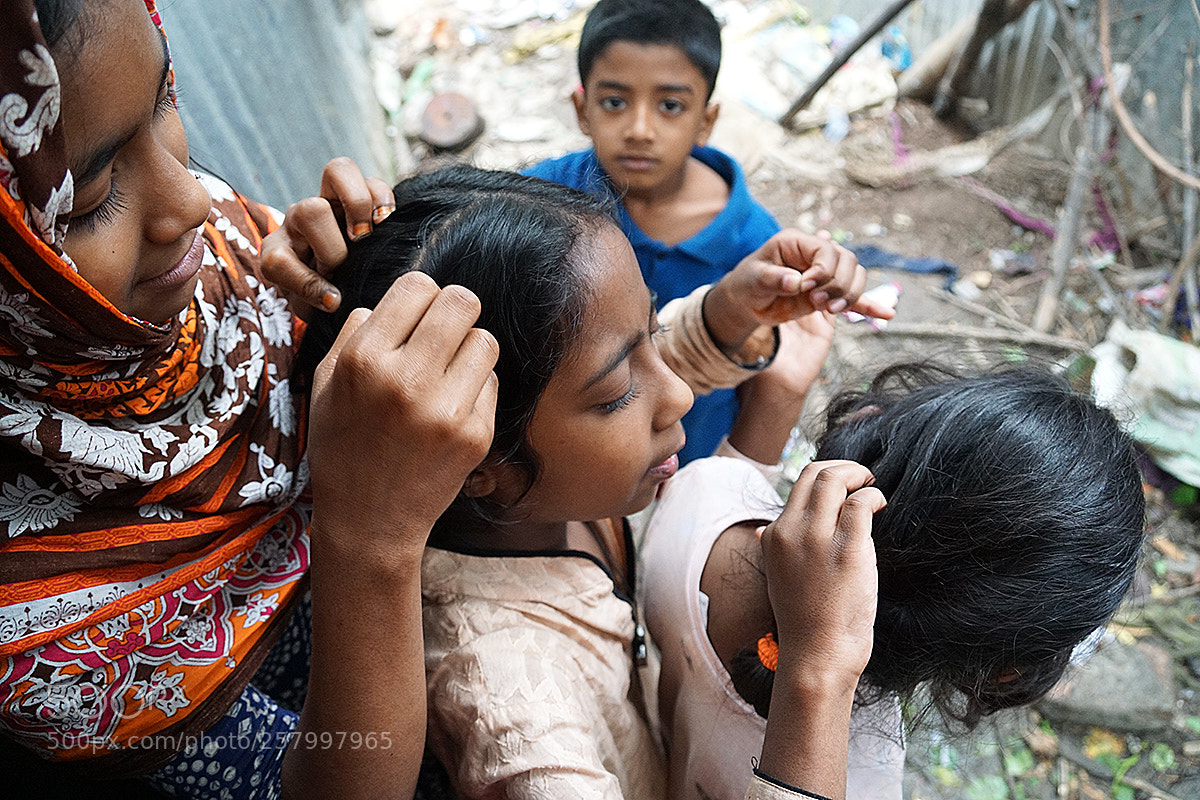 Sony a6000 sample photo. Girls removing fleas from photography