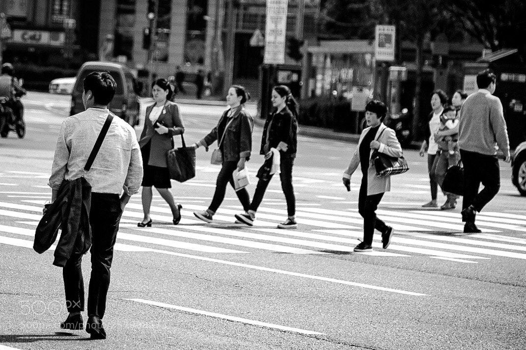 Fujifilm X-T2 sample photo. Casual jaywalker photography