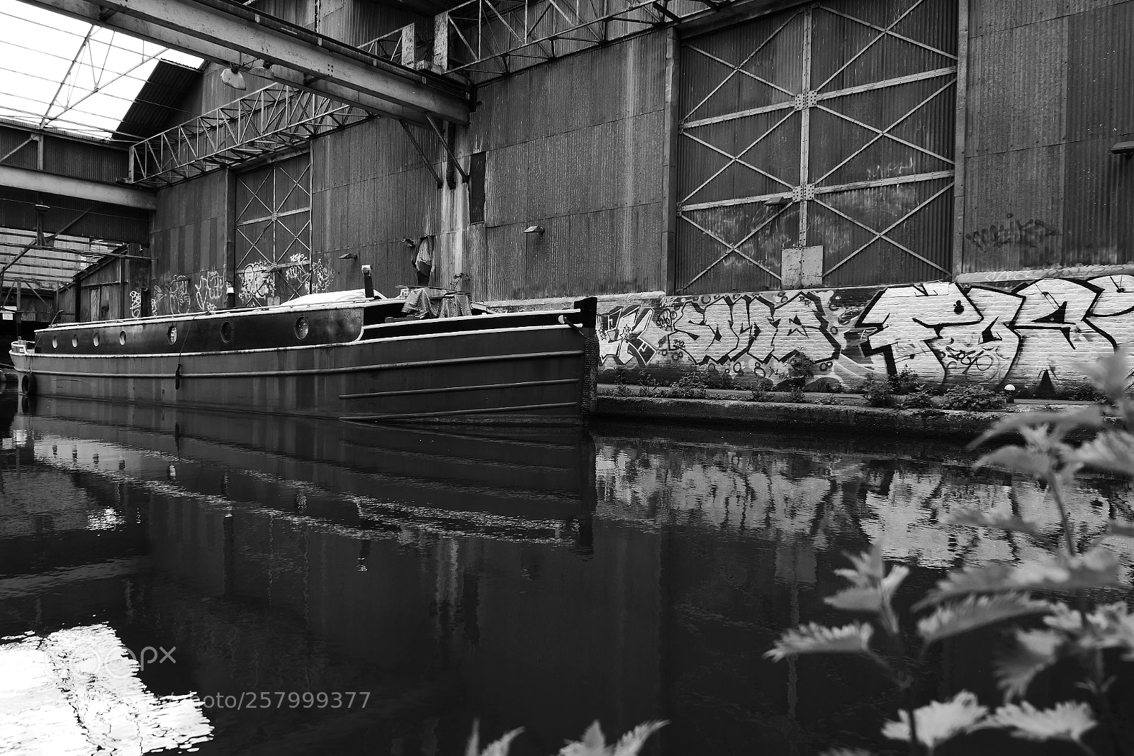 Panasonic Lumix DMC-LX10 (Lumix DMC-LX15) sample photo. Canal graffiti photography