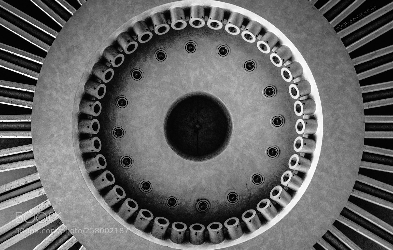 Sony ILCA-77M2 sample photo. The circle of light photography