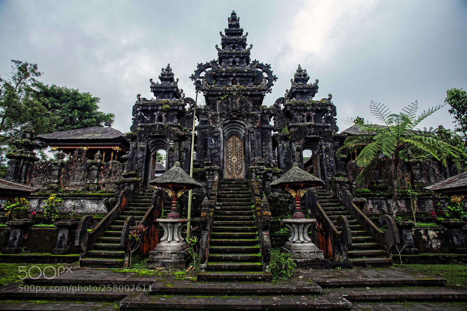 Canon EOS 5D Mark II sample photo. Pura besakih photography