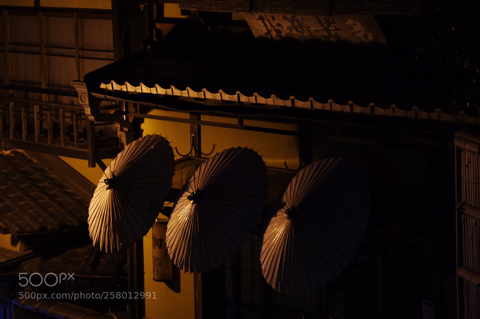 Pentax K-3 II sample photo. Details of kyoto alleyways  photography