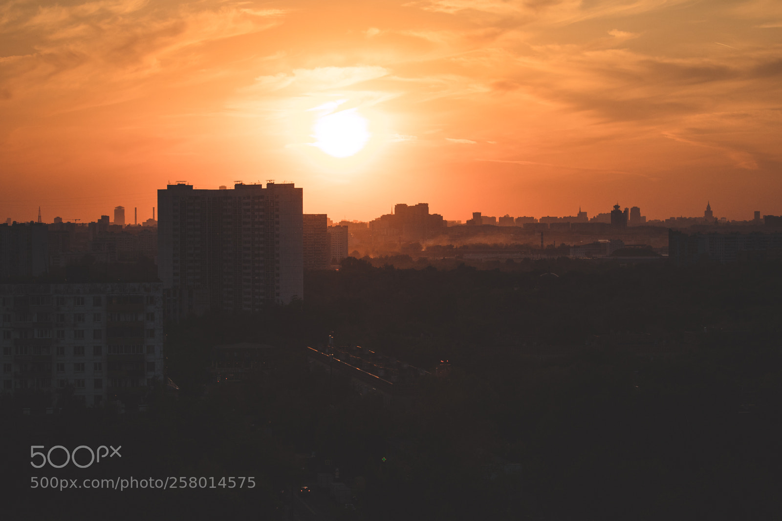 Canon EOS 1300D (EOS Rebel T6 / EOS Kiss X80) sample photo. Sunset in moscow photography