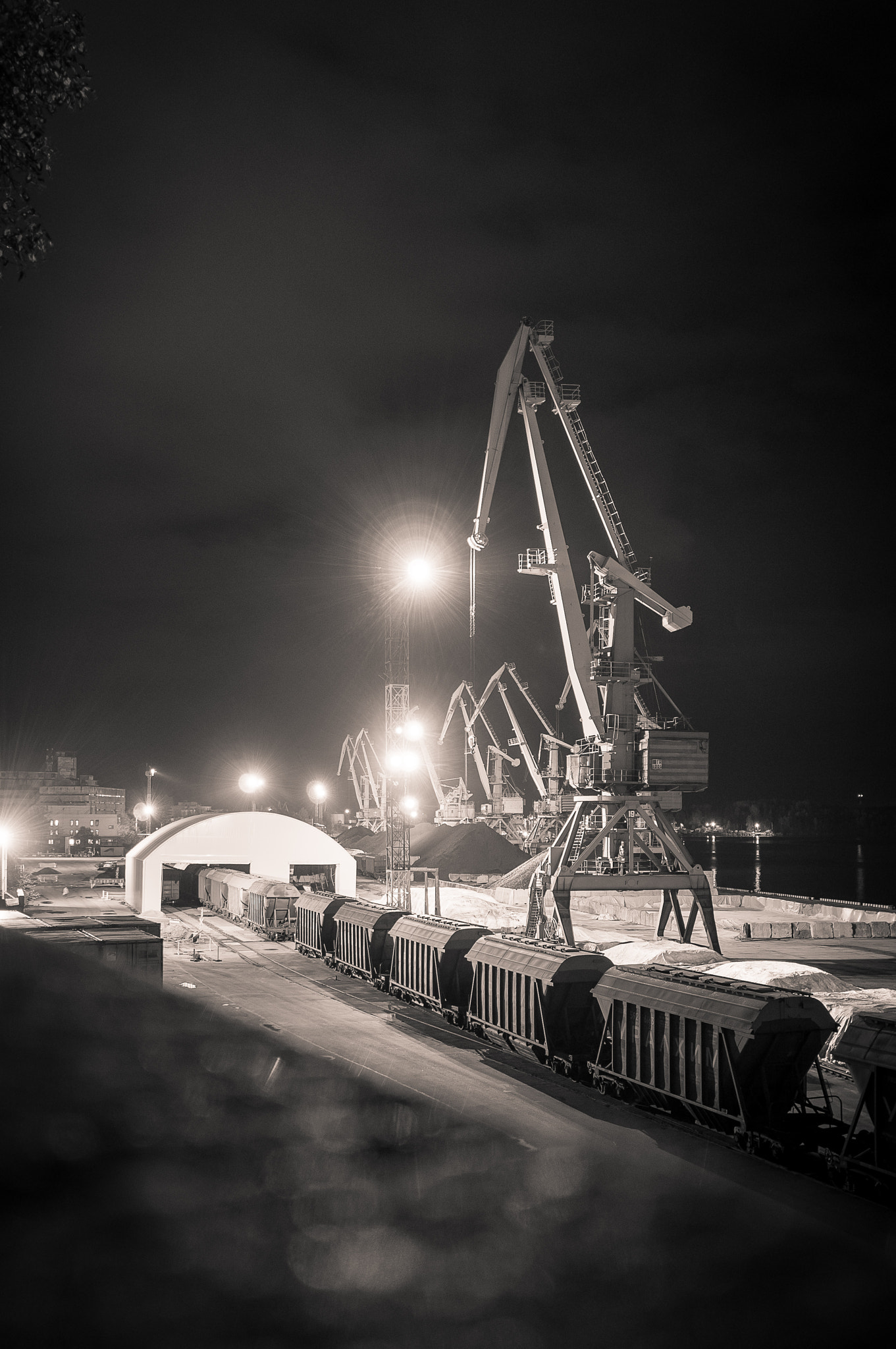 Sony Alpha NEX-5R sample photo. Night work photography