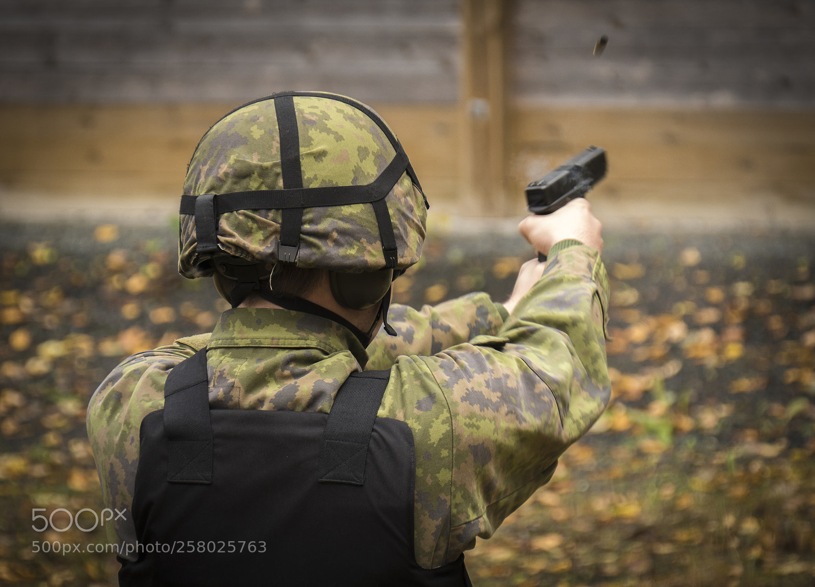 Panasonic Lumix DMC-FZ1000 sample photo. Soldier with a glock 17 photography