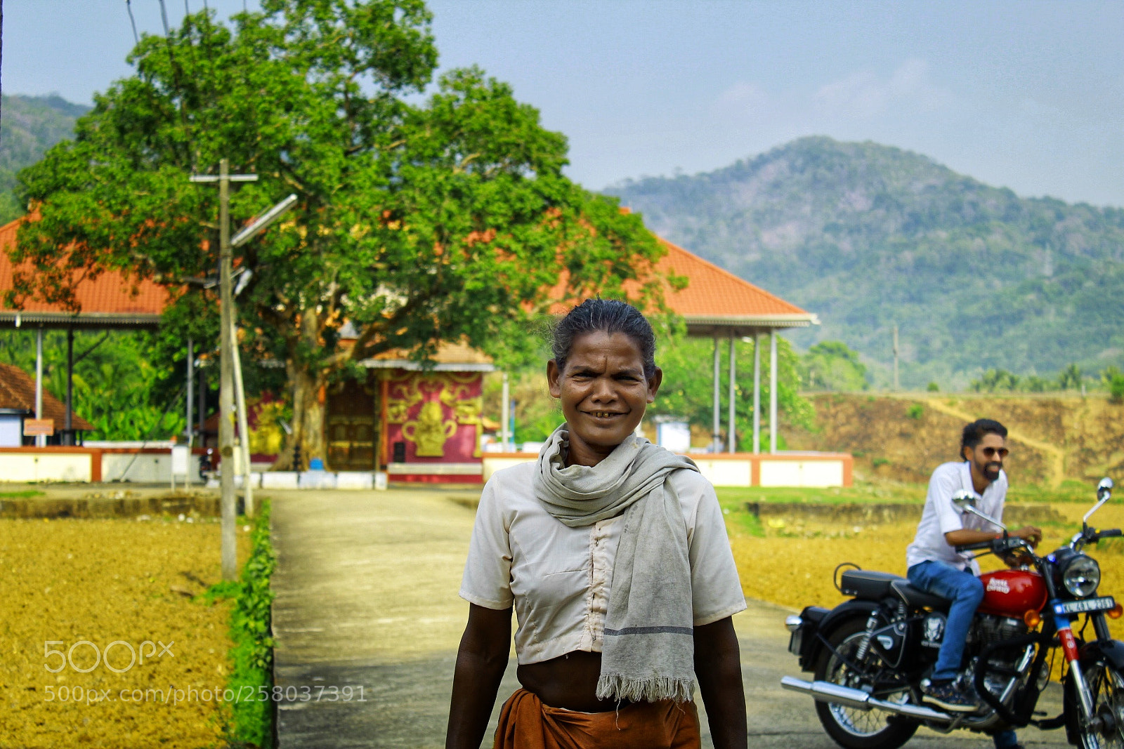 Canon EOS 1300D (EOS Rebel T6 / EOS Kiss X80) sample photo. Village women photography