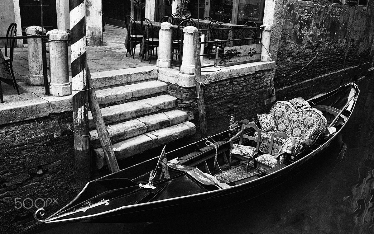 Nikon D2X sample photo. Gondola at its moorings - venice photography