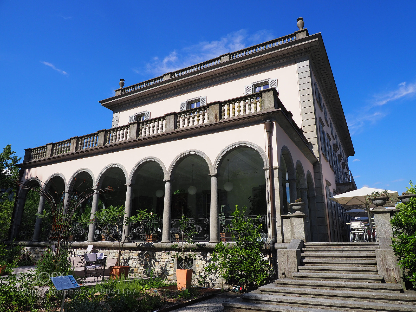 Olympus OM-D E-M1 Mark II sample photo. Historical building with colonnade photography