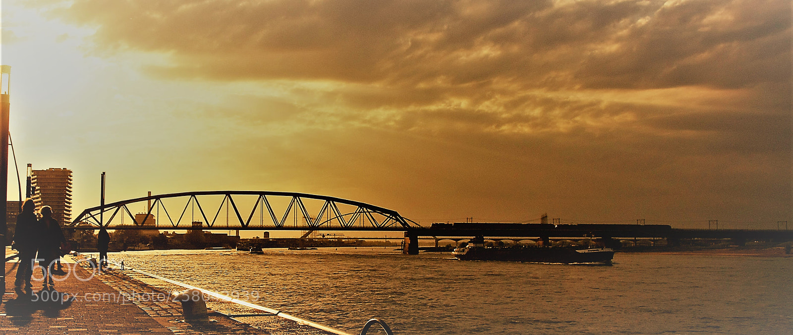 Canon EOS 450D (EOS Rebel XSi / EOS Kiss X2) sample photo. "sunset in nijmegen" photography