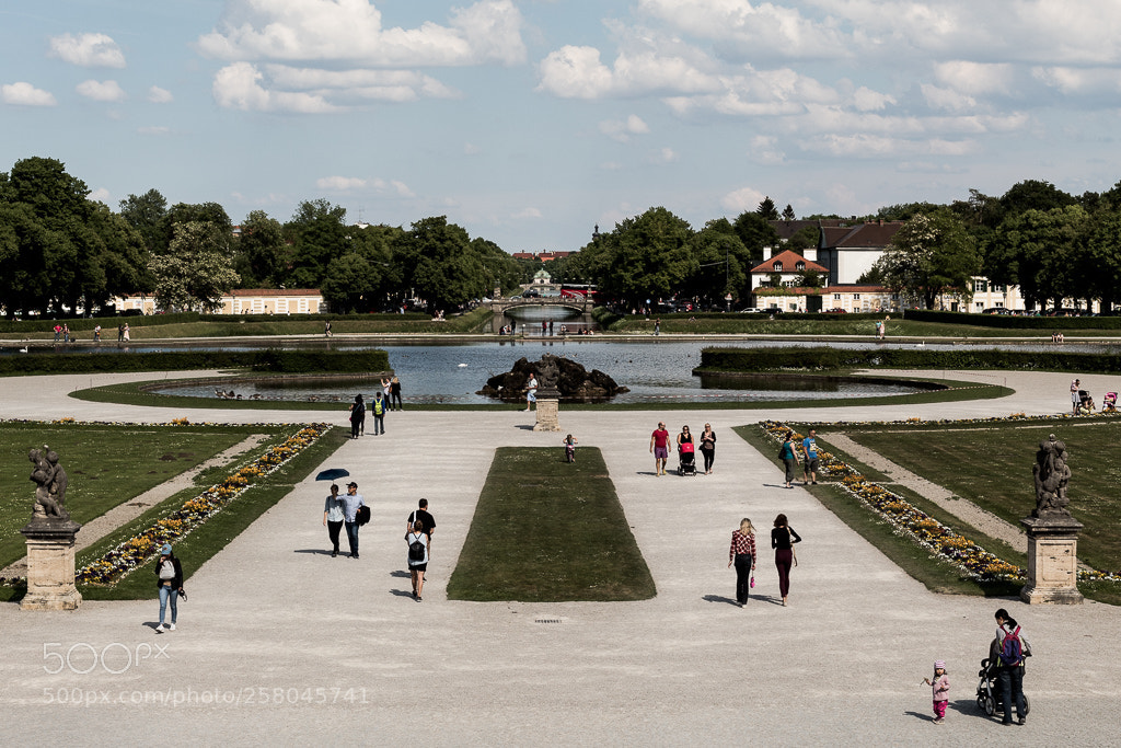 Canon EOS 1300D (EOS Rebel T6 / EOS Kiss X80) sample photo. The entrance to schloss photography