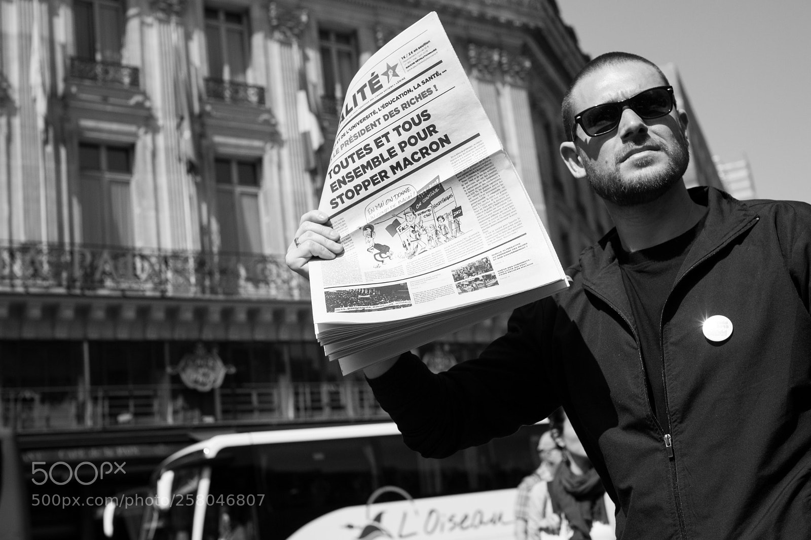 Canon EOS 760D (EOS Rebel T6s / EOS 8000D) sample photo. The newspaper vendor photography