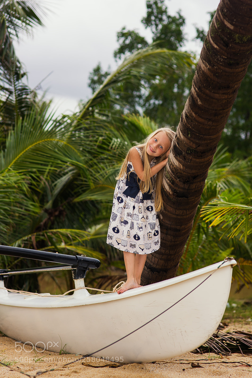 Canon EOS 6D sample photo. Little girl next to photography