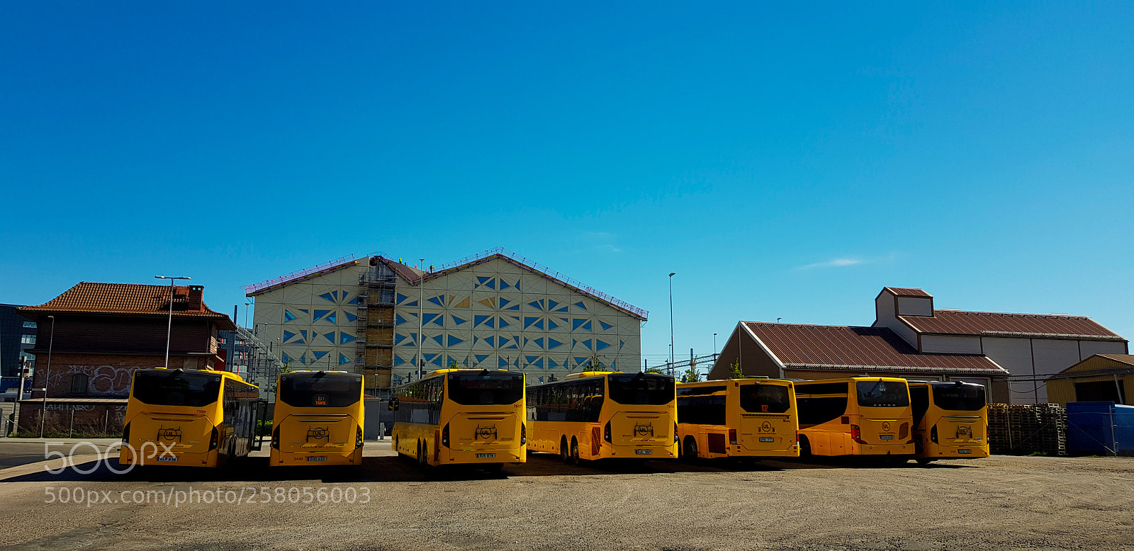 Samsung Galaxy S8 sample photo. The busses going outside photography