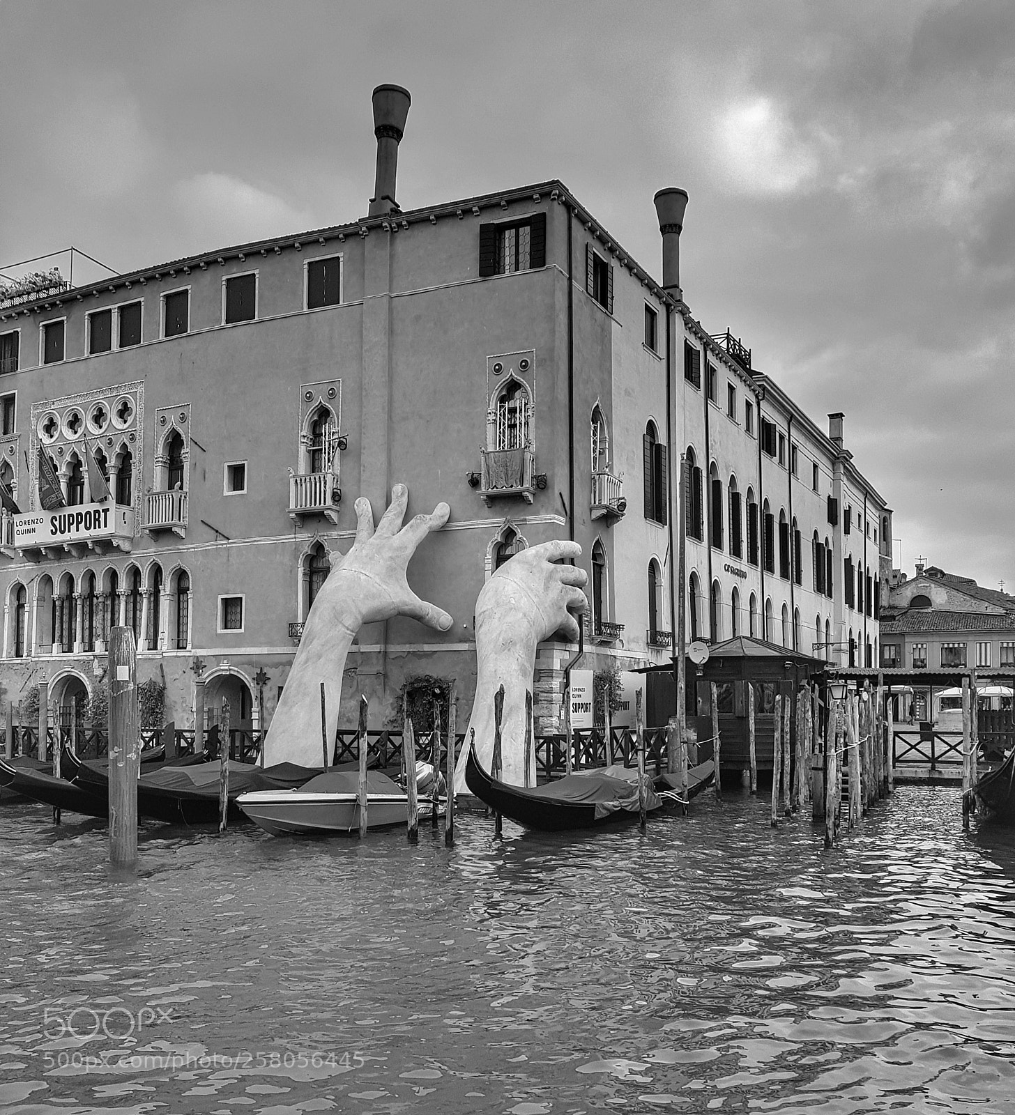 Samsung Galaxy S8+ sample photo. Grancanal manos hands blackandwhite photography