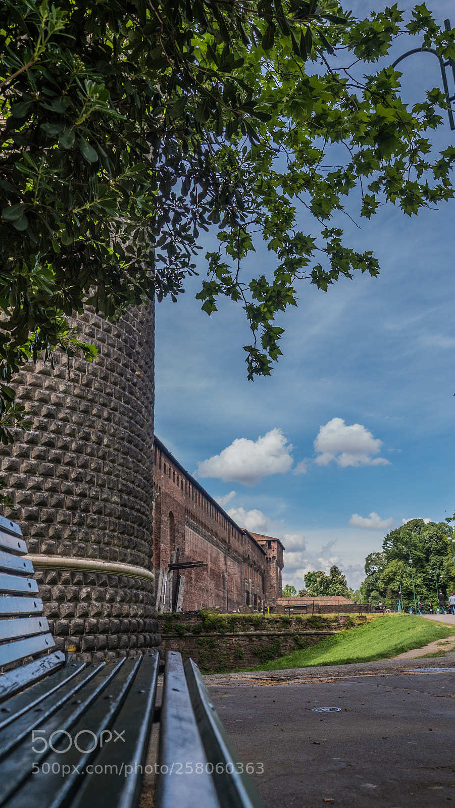 Olympus OM-D E-M5 II sample photo. Panchina vista castello photography