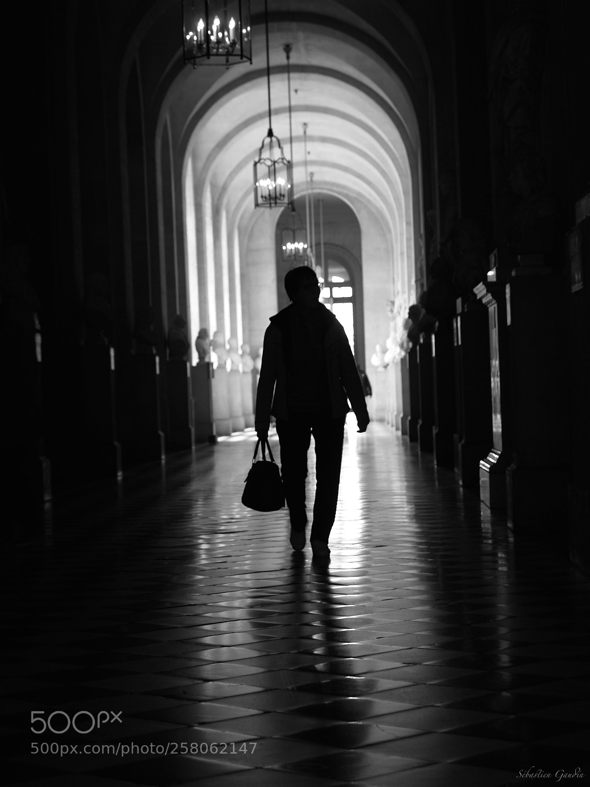 Olympus E-500 (EVOLT E-500) sample photo. A woman walks to photography