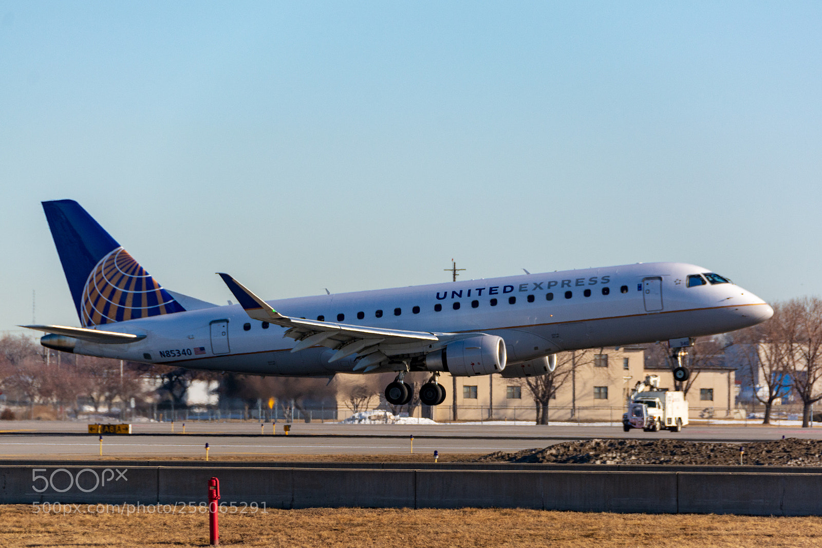 Nikon D7100 sample photo. United express embraer erj-175lr photography