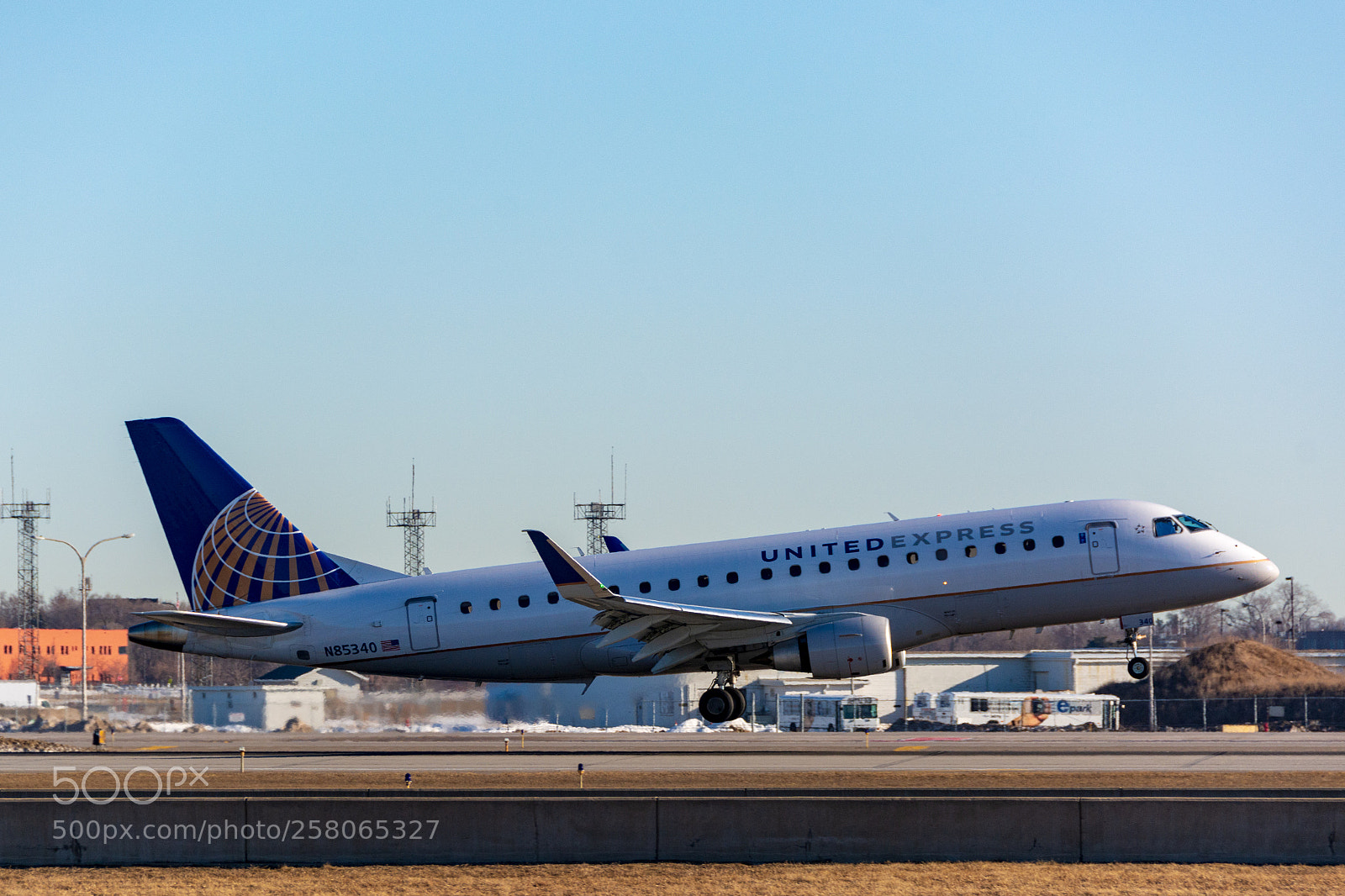 Nikon D7100 sample photo. United express embraer erj-175lr photography