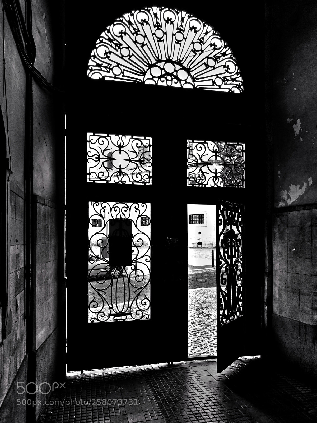 HUAWEI P9 sample photo. The door to lisbon photography
