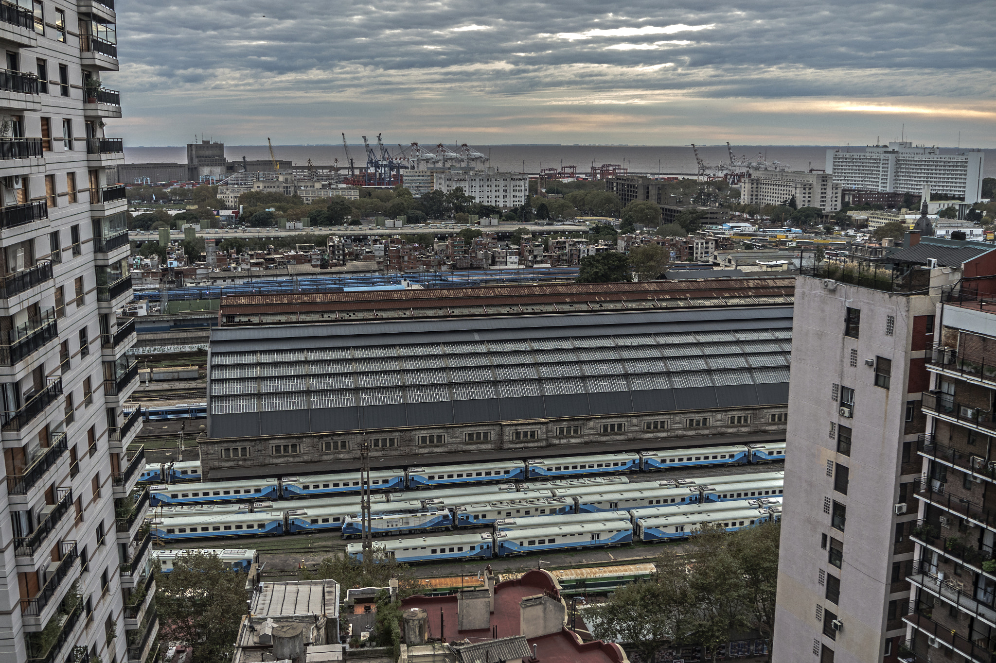 Samsung NX3000 sample photo. Retiro desde el  edificio mihanovich photography