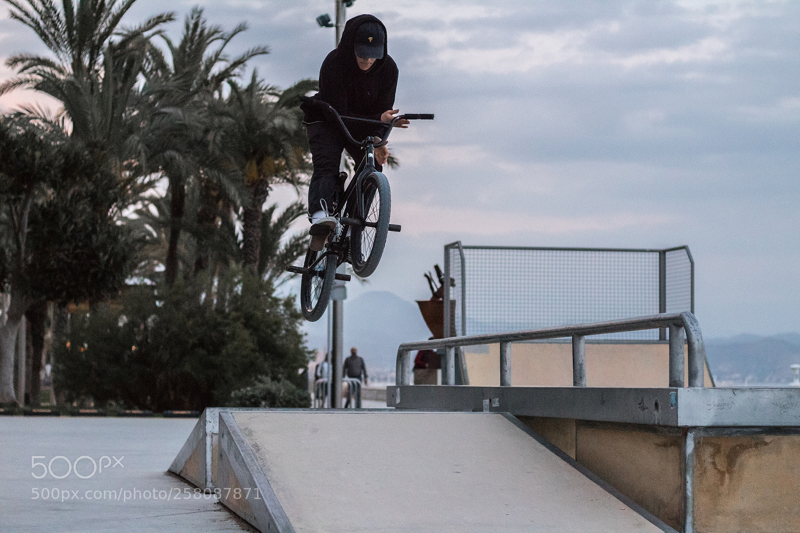 Canon EOS 1300D (EOS Rebel T6 / EOS Kiss X80) sample photo. "barspin" photography