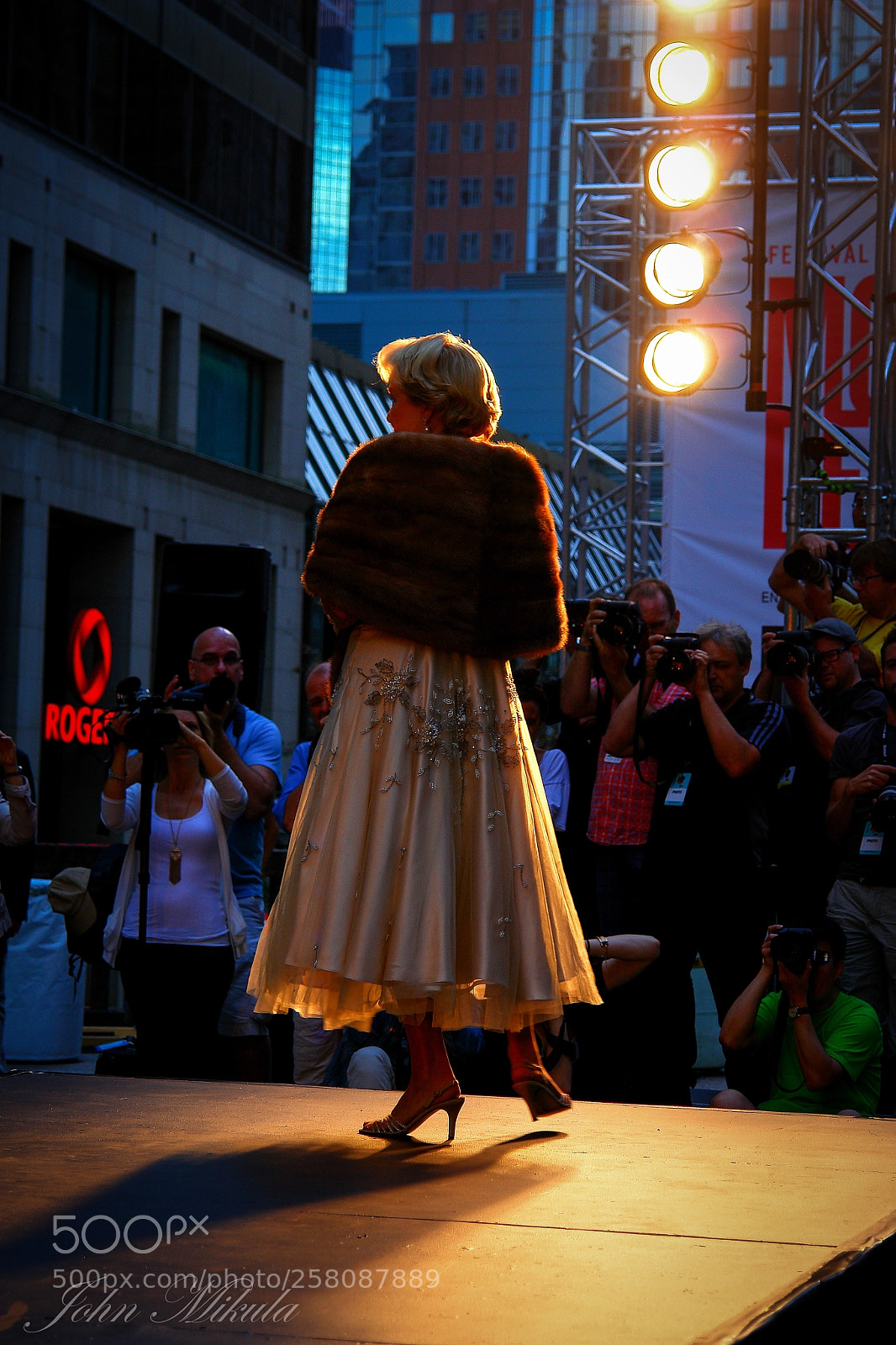Sony DSC-R1 sample photo. Stardoom grace kellyfashon show photography