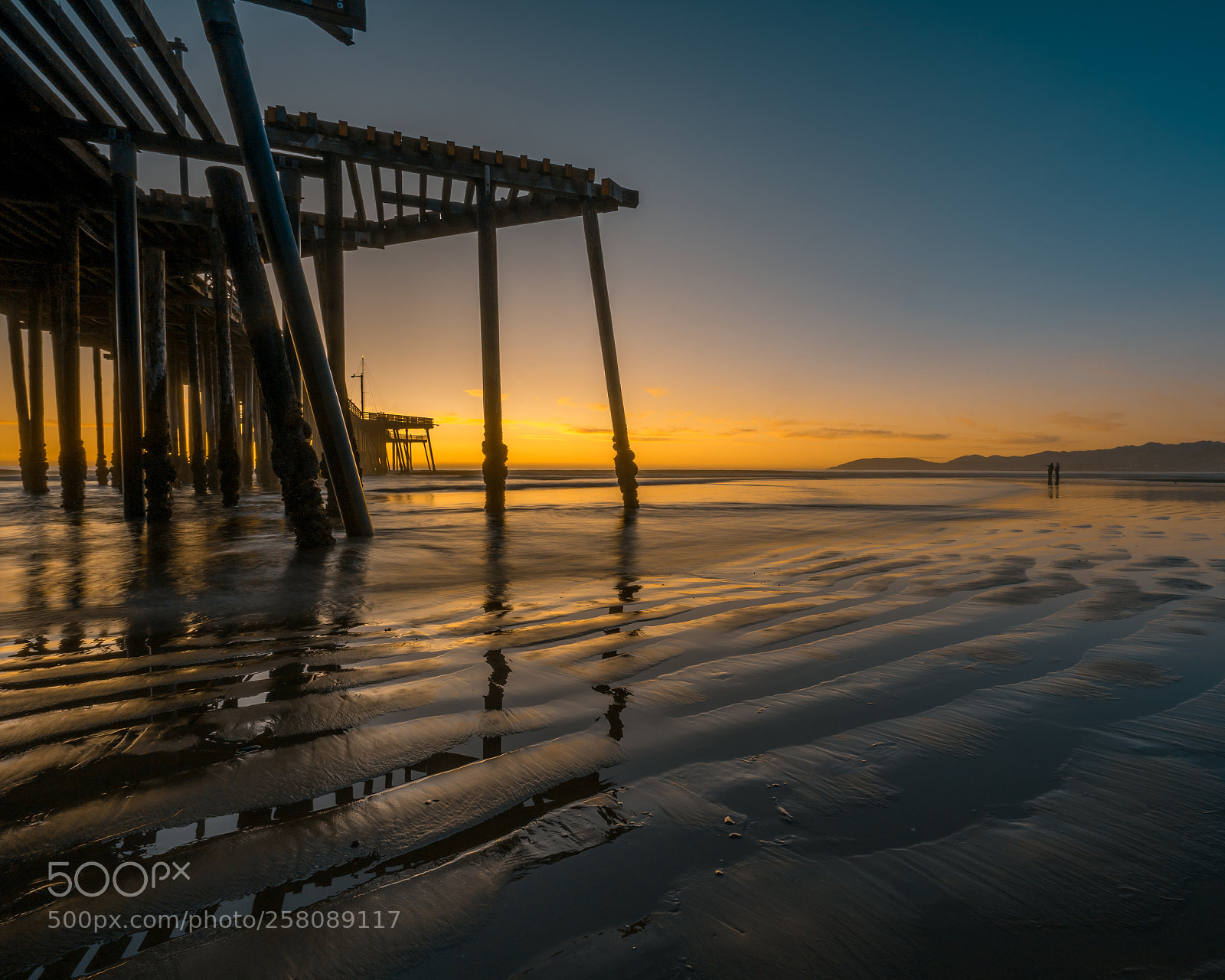 Sony a7 II sample photo. Twilight beach stroll photography