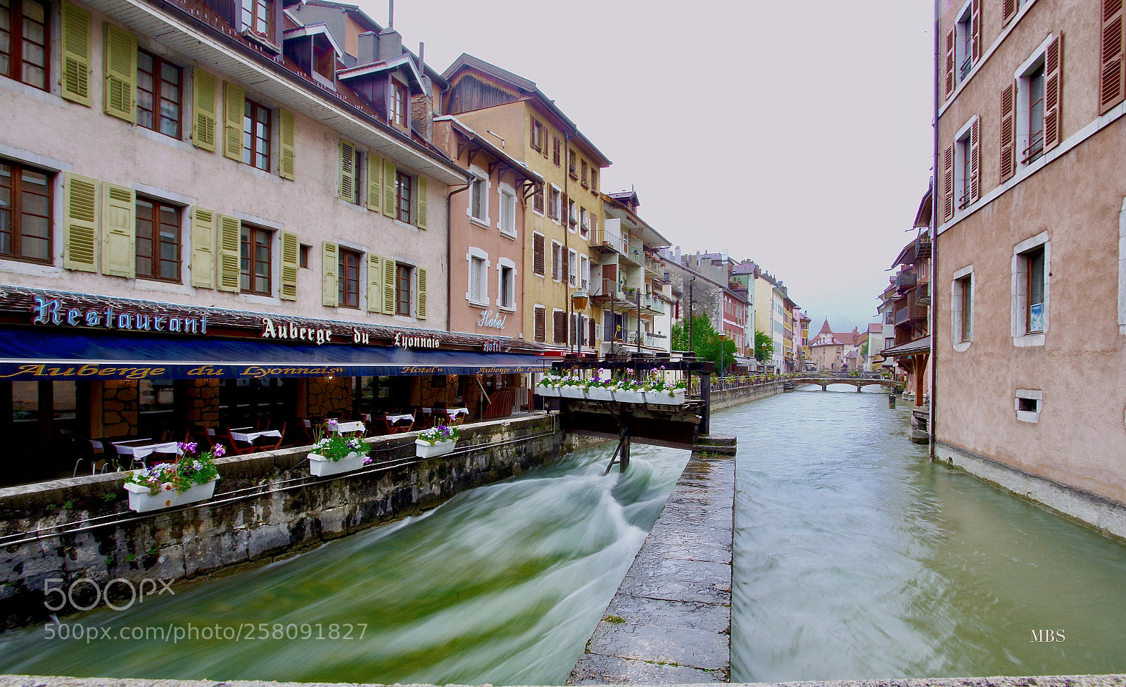 Canon EOS 5D Mark II sample photo. Flowing river in annecy photography