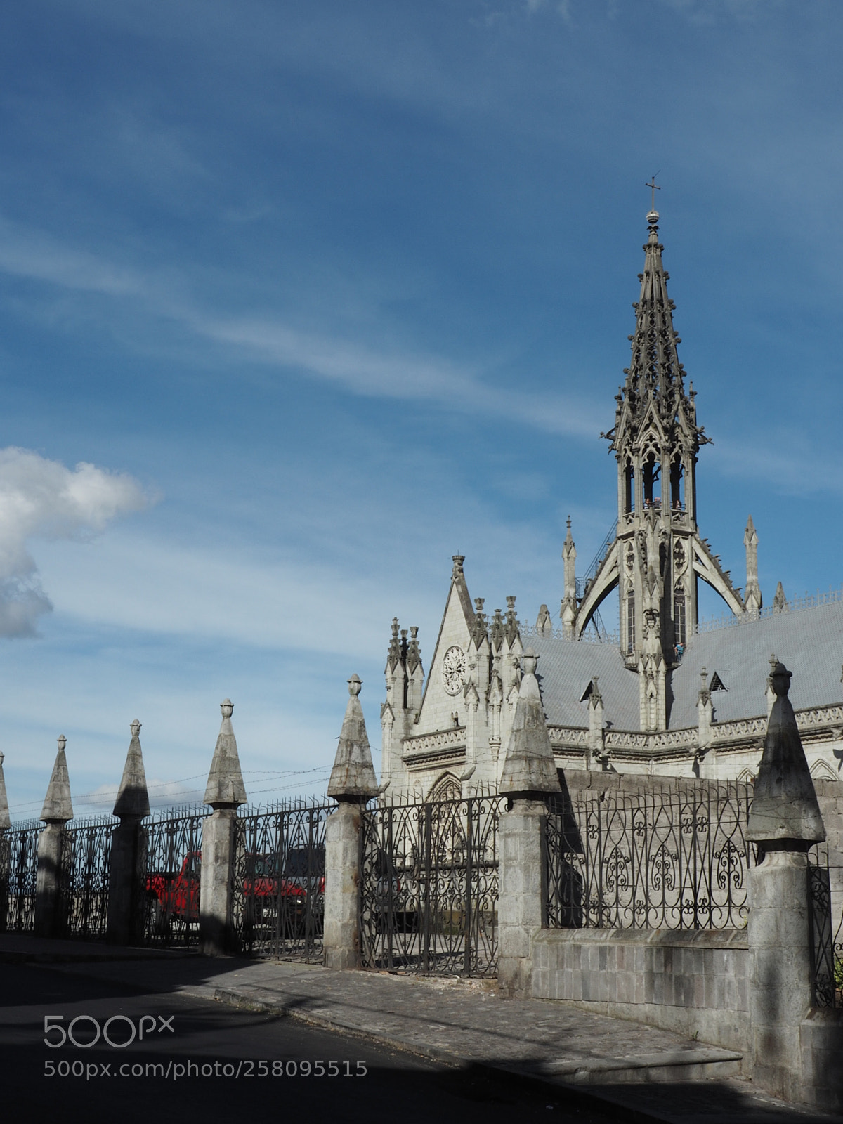 Olympus OM-D E-M5 II sample photo. Basilica del voto nacional photography
