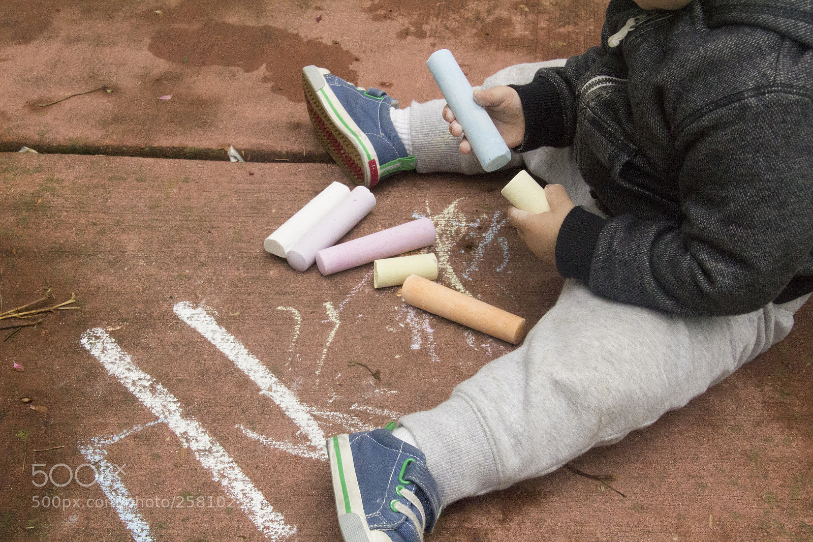 Canon EOS 1200D (EOS Rebel T5 / EOS Kiss X70 / EOS Hi) sample photo. Pile of sidewalk chalk. photography
