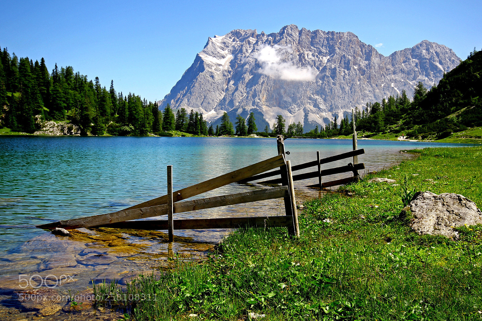 Canon EOS 550D (EOS Rebel T2i / EOS Kiss X4) sample photo. View of mountains & lake. photography