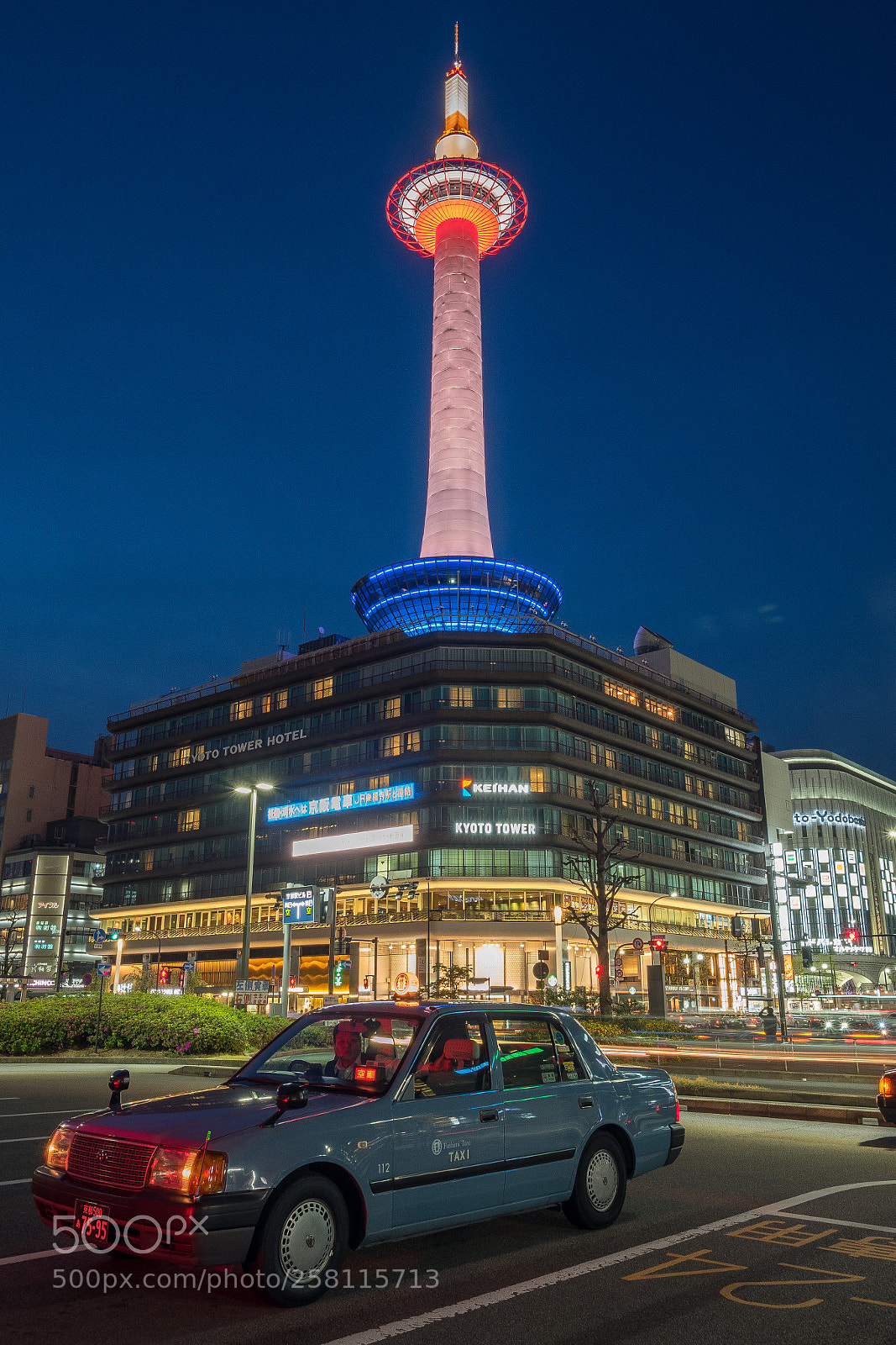 Olympus OM-D E-M5 II sample photo. Kyoto tower photography