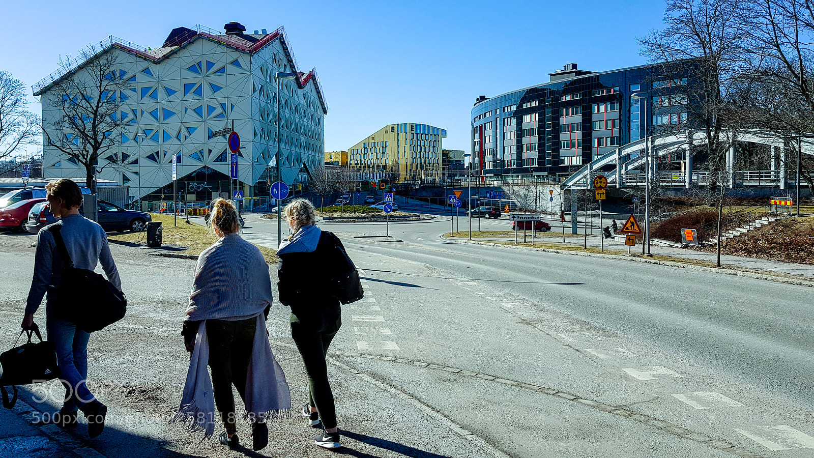 Samsung Galaxy S8 sample photo. Three pedestrians on their photography