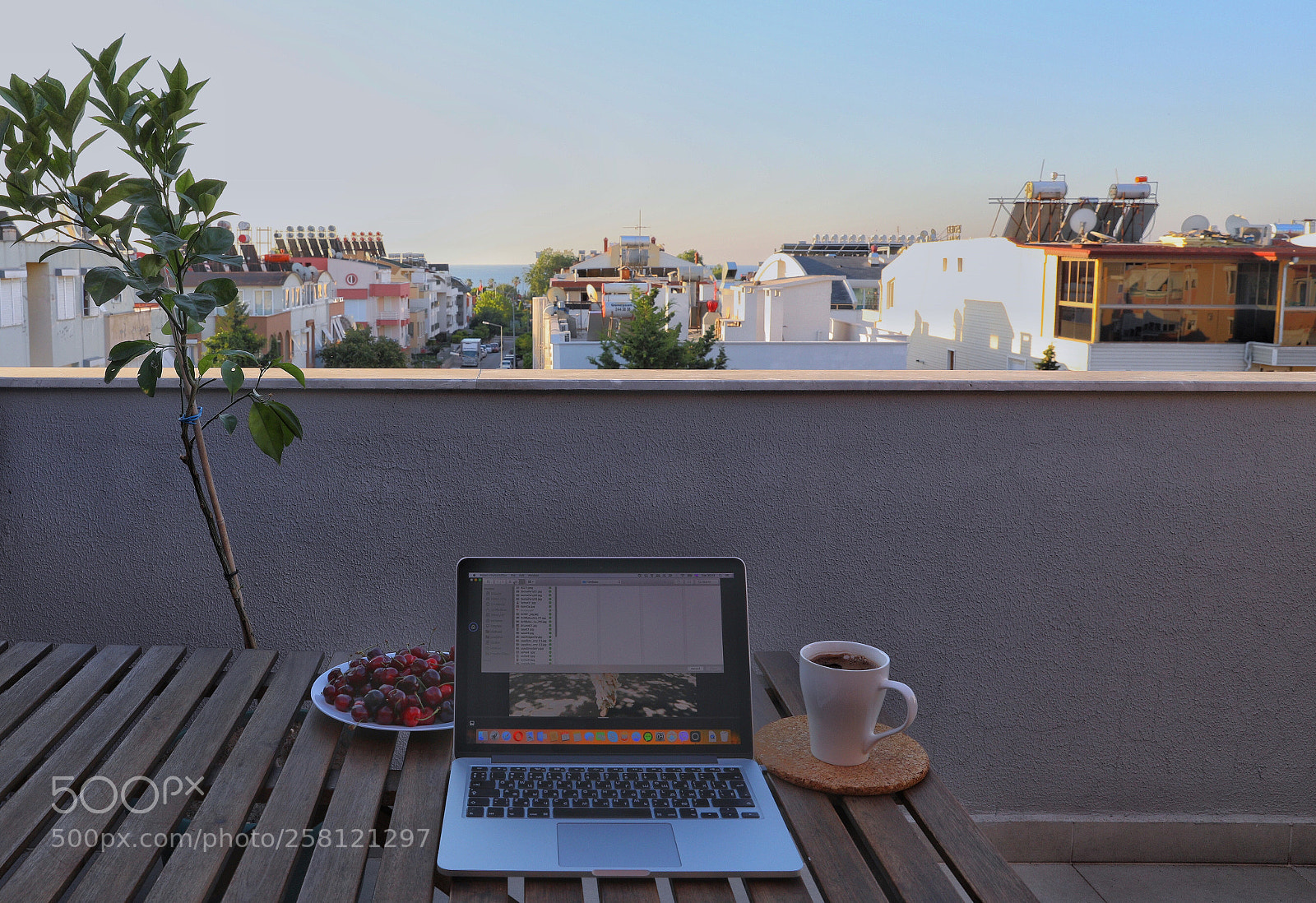 Canon EOS 5D Mark IV sample photo. Freelancer’s office photography